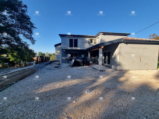 Istra, Brtonigla, vendita di una casa di 142m2, giardino di 312m2, alto rohbau.