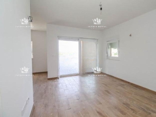 Istra, Brtonigla, stan 70m2, dvorište 178m2.
