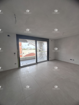 Vendita appartamento Umago – 2 camere da letto + soggiorno con angolo cottura, terrazza 13m², vista mare, parcheggio – posizione tranquilla, vicino alla spiaggia, Istria.