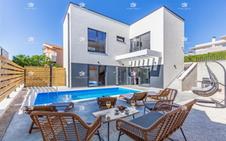 Villa di lusso con piscina in vendita a Medulin – 200 m dal mare, 2 unità abitative!