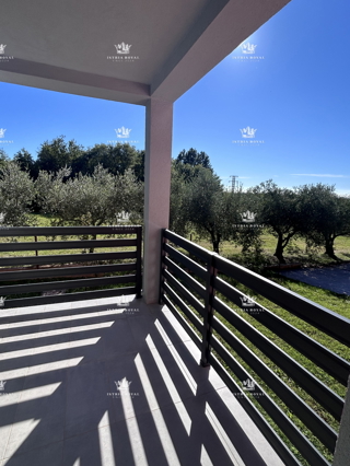 Istria, Brtonigla, 2 camere da letto + soggiorno, appartamento 84m2, nuova costruzione, terrazza, due posti auto, cortile 200m2