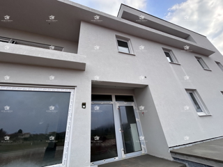 Istria, Umag, appartamento 76m2, 2 camere da letto + soggiorno, garage, ripostiglio, piscina, secondo piano, vista mare