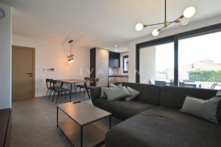 Moderno appartamento trilocale al piano terra con piscina