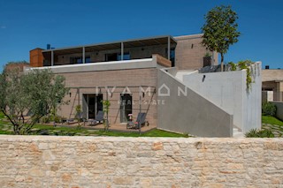 Villa con piscina a sfioro vista mare