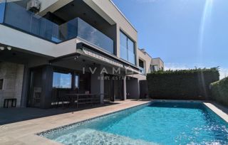 Villa con piscina, a 600 metri dalla spiaggia e vista mare.