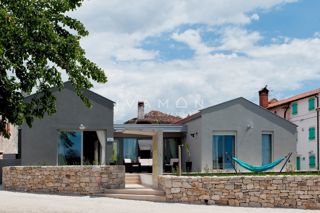 Casa indipendente su un unico livello con piscina e tre camere da letto