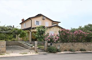 Una bella casa indipendente con piscina e vista