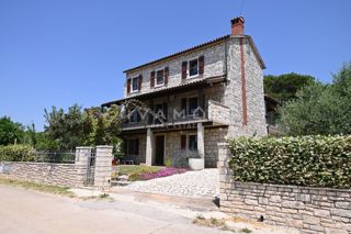 Casa con tre appartamenti, piscina e vista mare