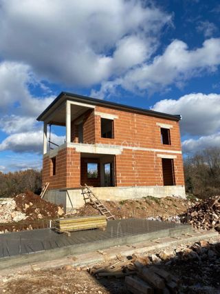 ROH BAU: Casa indipendente con piscina