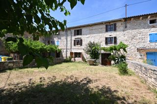 Casa in Pietra con Tre Camere da Letto e Ampio Giardino