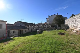 Centro di Orsera (Vrsar): Casa da ristrutturare con ampio cortile