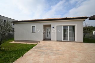 Casa indipendente con tre camere da letto e piscina, a 2,5 km dalla spiaggia
