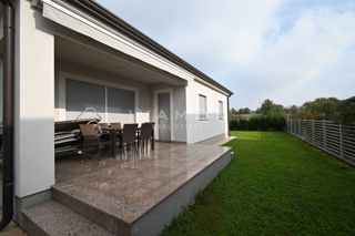 Casa indipendente con tre camere da letto e piscina, a 2,5 km dalla spiaggia