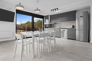 Casa con quattro camere da letto, completamente arredata, vicino al centro