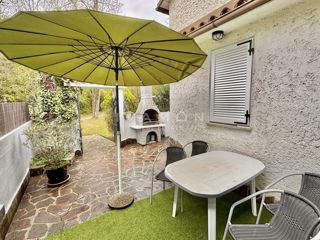 Červar Porat: Appartamento con Due Camere da Letto e Giardino