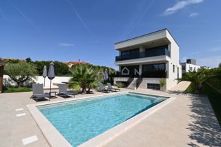 Villa indipendente con piscina a 2 km dal centro di Parenzo