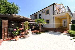 Casa con due appartamenti a 3 km dal centro di Parenzo