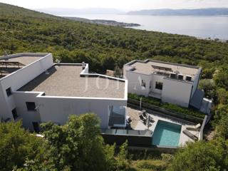 Casa moderna con piscina, garage e due appartamenti