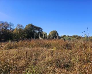 Vicino a Malinska, bel terreno edificabile in zona tranquilla