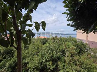 Crikvenica, appartamento con giardino e posto auto