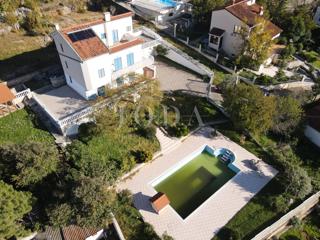 Casa con piscina e due garage