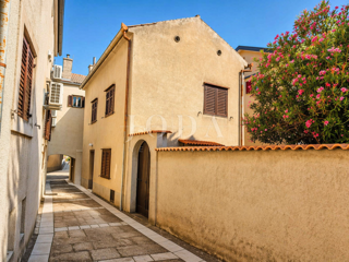 SENJ, casa con giardino nel centro della città