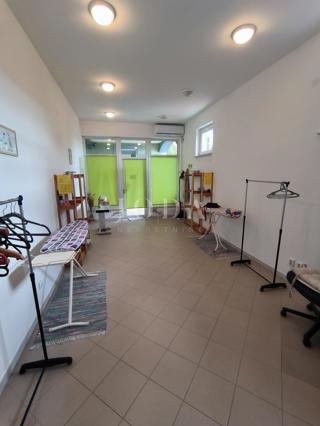 Locali commerciali in posizione privilegiata a Novi Vinodolski