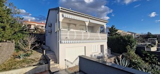 "Vista sul Mare dal Tuo Angolo di Paradiso: Casa Ristrutturata a Klenovica con Due Appartamenti ed un Elegante Giardino!"