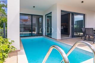 Appartamento con piscina e giardino