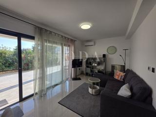 Novi Vinodolski, nuova costruzione, appartamento al piano terra con giardino