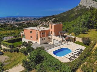 Bellissima villa a Salona con due piscine