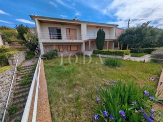 Casa con due appartamenti e garage a 200 metri dal mare.