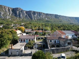 Grižane pietra antica con vista sul lago