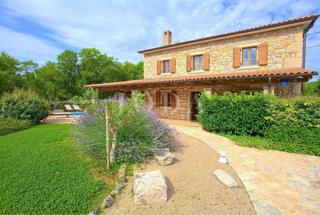 Casa in pietra in una posizione tranquilla