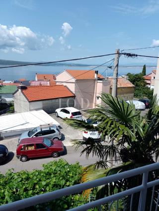 Ampio Appartamento con Due Camere, Vista Mare e Garage a Crikvenica