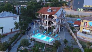 Proprietà esclusiva a Crikvenica: 602 m², piscina, 8 appartamenti, a 250 m dal mare