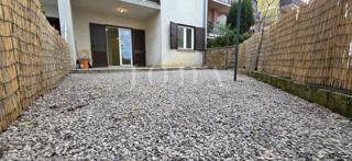 Appartamento trilocale ristrutturato con cortile e vista mare – Crikvenica, 52 m²