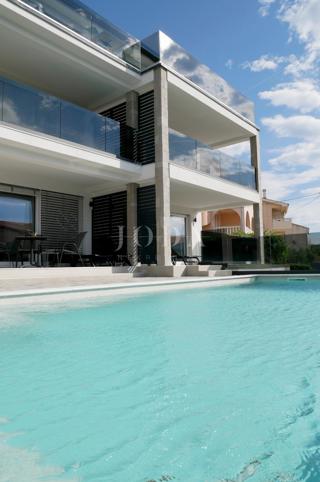 Nuovo appartamento con piscina e vista mare