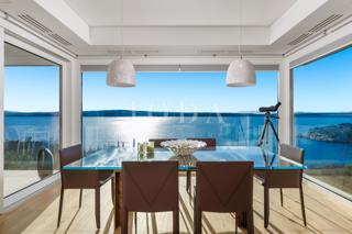 Casa di lusso in prima fila sul mare