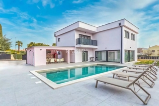 Istria - Parenzo, villa moderna con piscina, a 800 metri dal mare