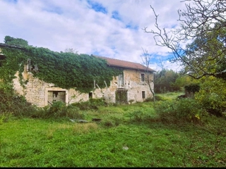 Istria, Oprtalj - terreno edificabile di 3600 m2 con due case in pietra