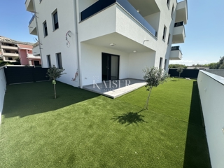 Pag - appartamento con due camere da letto di 80 m2 con un ampio giardino di 75 m2 in riva al mare