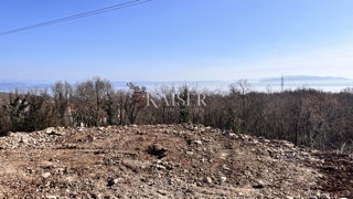 Matulji – terreno edificabile di 911 m² con vista e progetto per una casa con tre appartamenti