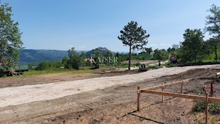 Istria, Motovun - terreno edificabile 6200m2 con vista su Montona