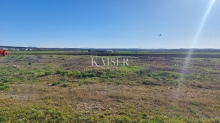 Istria, Umago - terreno edificabile 1405m2; scopo commerciale