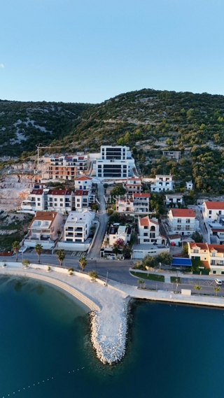 Trogir, Marina - Appartamento con 3 camere da letto 107m2 con ampio giardino, a 100 m dalla spiaggia