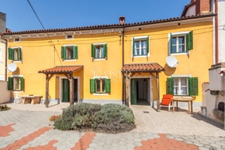 Istria, Marčana - casa a schiera ristrutturata con cortile