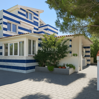 Vir – casa con 6 appartamenti e garage, a 200 m dal mare