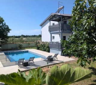 Istria, Pola - Casa con 5 appartamenti e due piscine