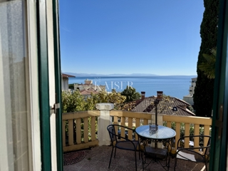 Opatija – Due monolocali in villa storica in seconda fila al mare, terrazza, giardino, 2 posti auto